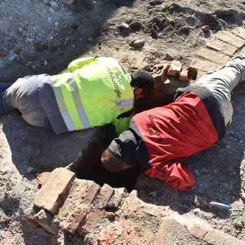 Archäologen untersuchen die alte Stadtmauer