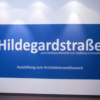 Ein großer Schriftzug empfing die Besucher der Ausstellung in der Hildegardstraße 2. 